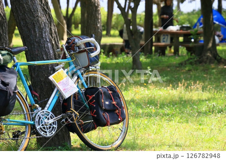 キャンピング仕様の自転車　キャンプ場に到着したツーリング者 126782948