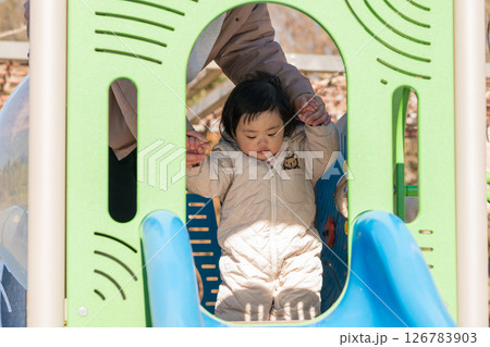 【相模原市立麻溝公園の子どもの広場でママと遊ぶ1歳児】 126783903