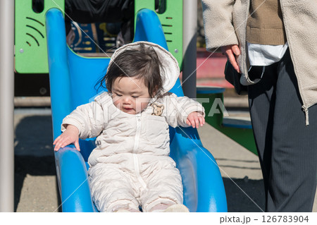 【相模原市立麻溝公園の子どもの広場でママと遊ぶ1歳児】 126783904