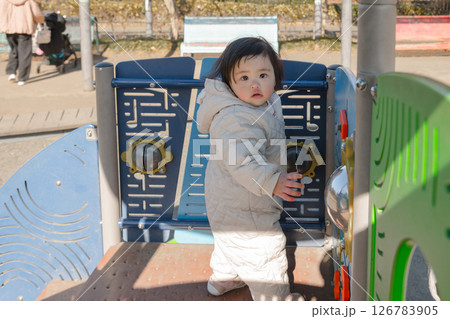【相模原市立麻溝公園の子どもの広場の滑り台で遊ぶ1歳児】 【相模原市立麻溝公園の子どもの広場の滑り台で遊ぶ1歳児】 126783905