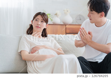 夫婦喧嘩する妊婦の妻と夫 126784205