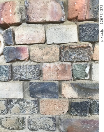 歴史を感じさせる古びたレンガ 126784372