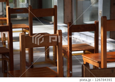 木製の小さな椅子の並ぶ教室の風景 木製の小さな椅子の並ぶ教室の風景 126784391