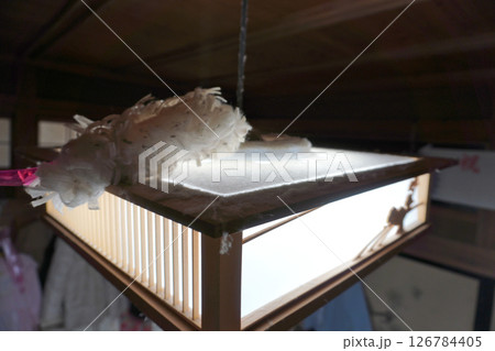 和室照明に溜まった埃05 126784405