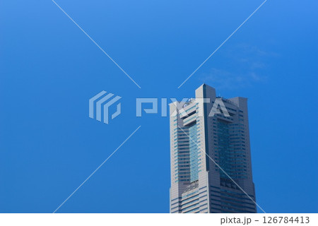 青空にそびえるランドマークタワー 126784413