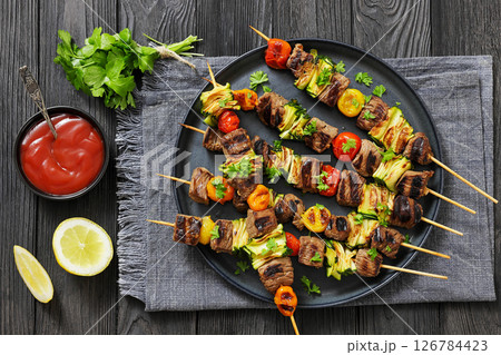 beef kebabs with zucchini and tomatoes on skewers 126784423