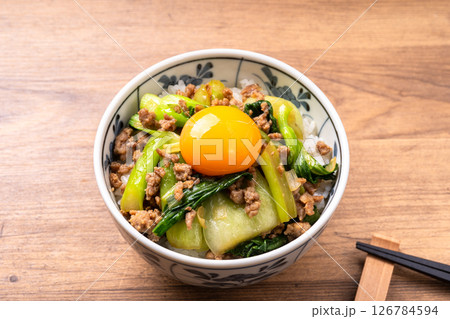 青梗菜と豚ひき肉のオイスターソース炒め丼（卵黄のせ） 126784594