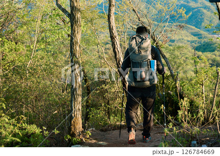 山道を歩く男性 126784669