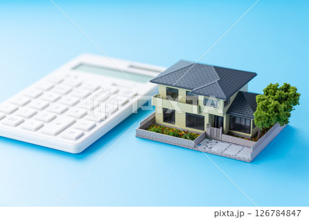 住宅と電卓 126784847