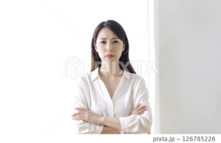 腕を組んで難しい顔をしている日本人女性　AI生成画像 126785226
