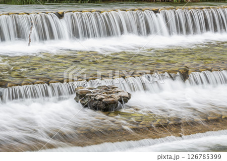 勢いよく堰を流れ下る水　京都市高野川 126785399