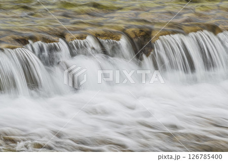 勢いよく堰を流れ下る水　京都市高野川 126785400