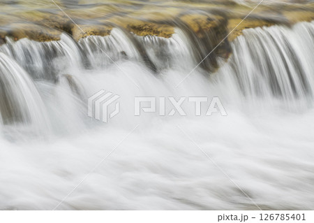 勢いよく堰を流れ下る水　京都市高野川 126785401