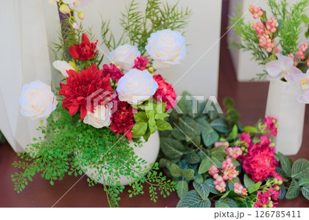 華やかな造花アレンジ（正月ディスプレイ） 126785411
