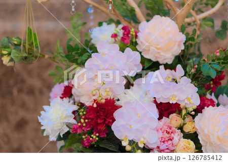 華やかな造花アレンジ（正月ディスプレイ） 126785412