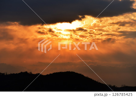 京都　男山の雲に隠れた太陽 126785425