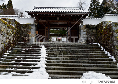 三千院　雪の積もった山門 126785468
