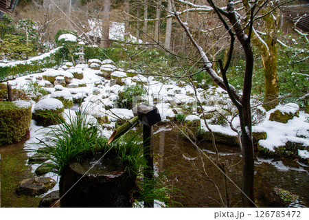 京都　三千院の雪 126785472