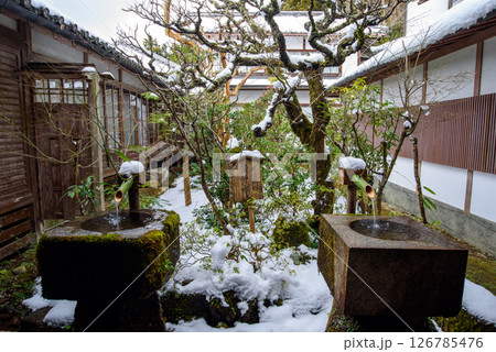京都　三千院の雪　清浄水 126785476