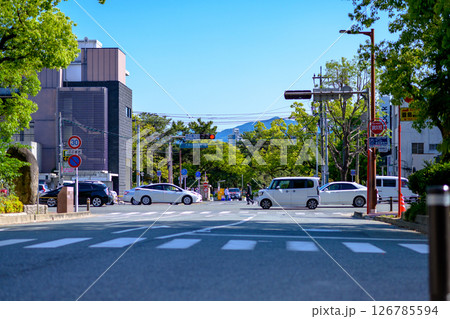 福岡市中央区大濠公園北側方面の景色　西公園入口の信号　 126785594