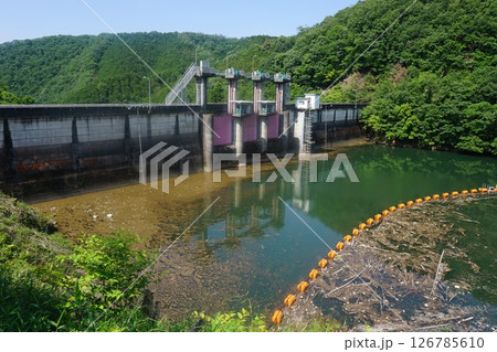久賀ダム（岡山県が管理する洪水調節・灌漑用水・発電を目的とする重力式コンクリートダム） 126785610