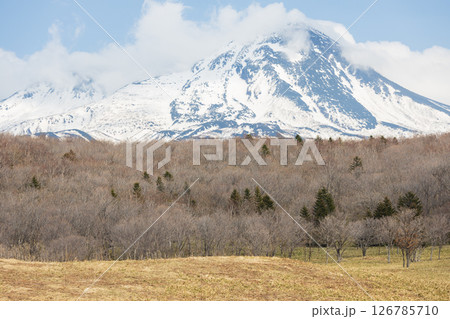 フレペの滝展望台の近くの場所から見た知床の山々 126785710