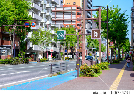 福岡市中央区荒戸那の津通りの景色 西公園下の信号 天神方面 福岡市中央区荒戸那の津通りの景色 西公園下の信号 天神方面 126785791