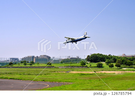 着陸する小型飛行機 126785794
