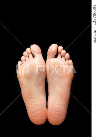 女性の足の裏 126786005