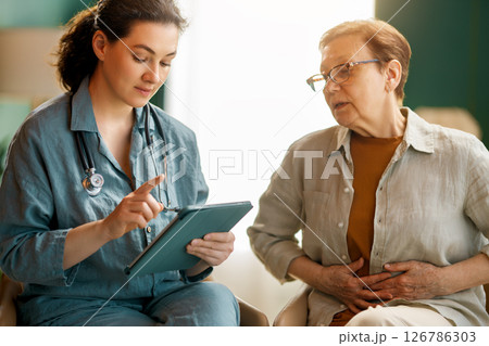 patient and a doctor talking 126786303