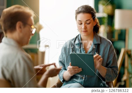 patient and a doctor talking 126786322