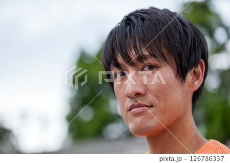 汗をかいたカメラ目線の男性 126786337