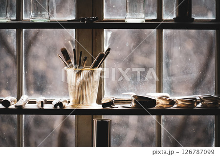 窓際の道具と筆 窓際の道具と筆 126787099