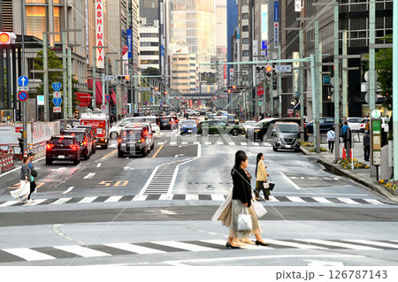 日本橋から見る夕刻の中央通り 126787143