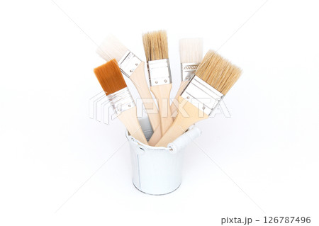 刷毛と下げ缶 126787496