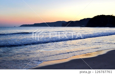 寂しい夕日の渚と空の風景 寂しい夕日の渚と空の風景 126787761