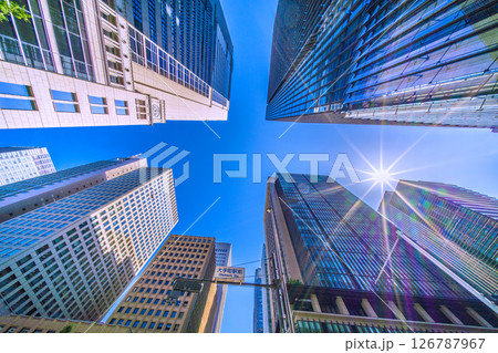 日本の東京都市景観　「大手町駅前」の交差点からのオフィスビル群を望む 126787967