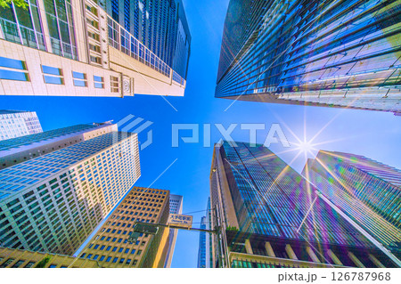 日本の東京都市景観　「大手町駅前」の交差点からのオフィスビル群を望む 126787968