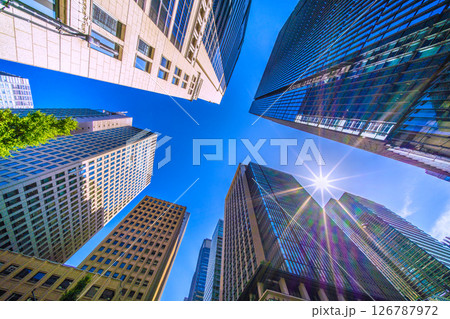 日本の東京都市景観 「大手町駅前」の交差点からのオフィスビル群を望む 日本の東京都市景観 「大手町駅前」の交差点からのオフィスビル群を望む 126787972