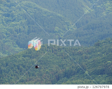 パラグライダーで空を飛ぶ 126787978