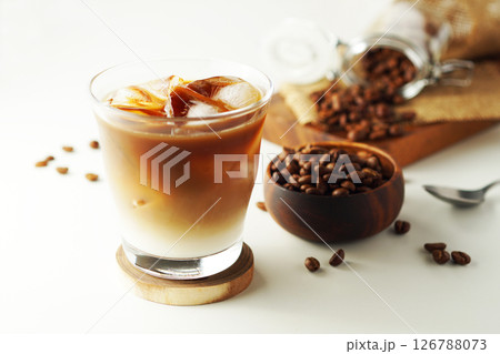 アイスカフェオレ・アイスカフェオーレ(白バック) 126788073