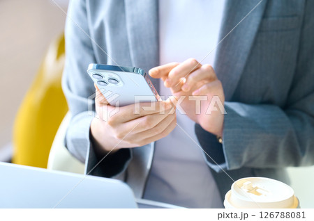 スマホを操作する女性ビジネスマン撮影協力:スカパー東京メディアセンター 126788081