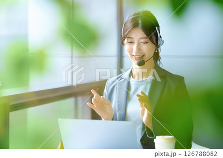 インカムをつけた女性オペレーター撮影協力:スカパー東京メディアセンター 126788082