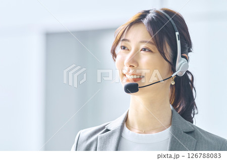 インカムをつけた女性オペレーター撮影協力:スカパー東京メディアセンター 126788083