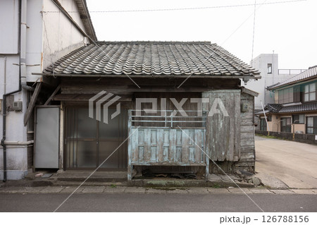 日本の古い昭和建築/和風の木造平屋 126788156