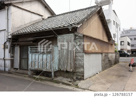 日本の古い昭和建築/和風の木造平屋 126788157