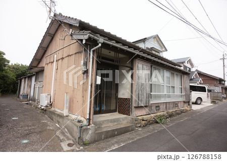 日本の古い昭和建築/和風の木造平屋 126788158