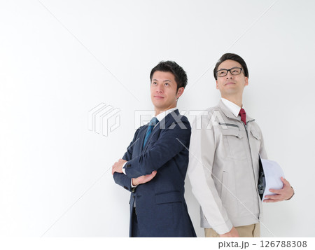 スーツ男性と作業着男性のポートレイト 126788308