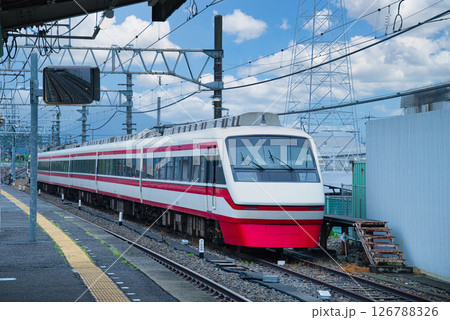 東武鉄道のりょうもう号が赤城駅で停車している風景 126788326