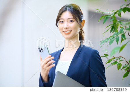 オフィスで働く若いビジネスウーマン撮影協力:スカパー東京メディアセンター 126788529